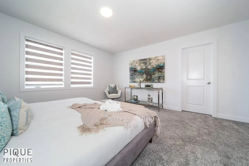 *New*Chic Modern Home*King Bed*Foosball*Sleeps 8! Edmonton Holiday home